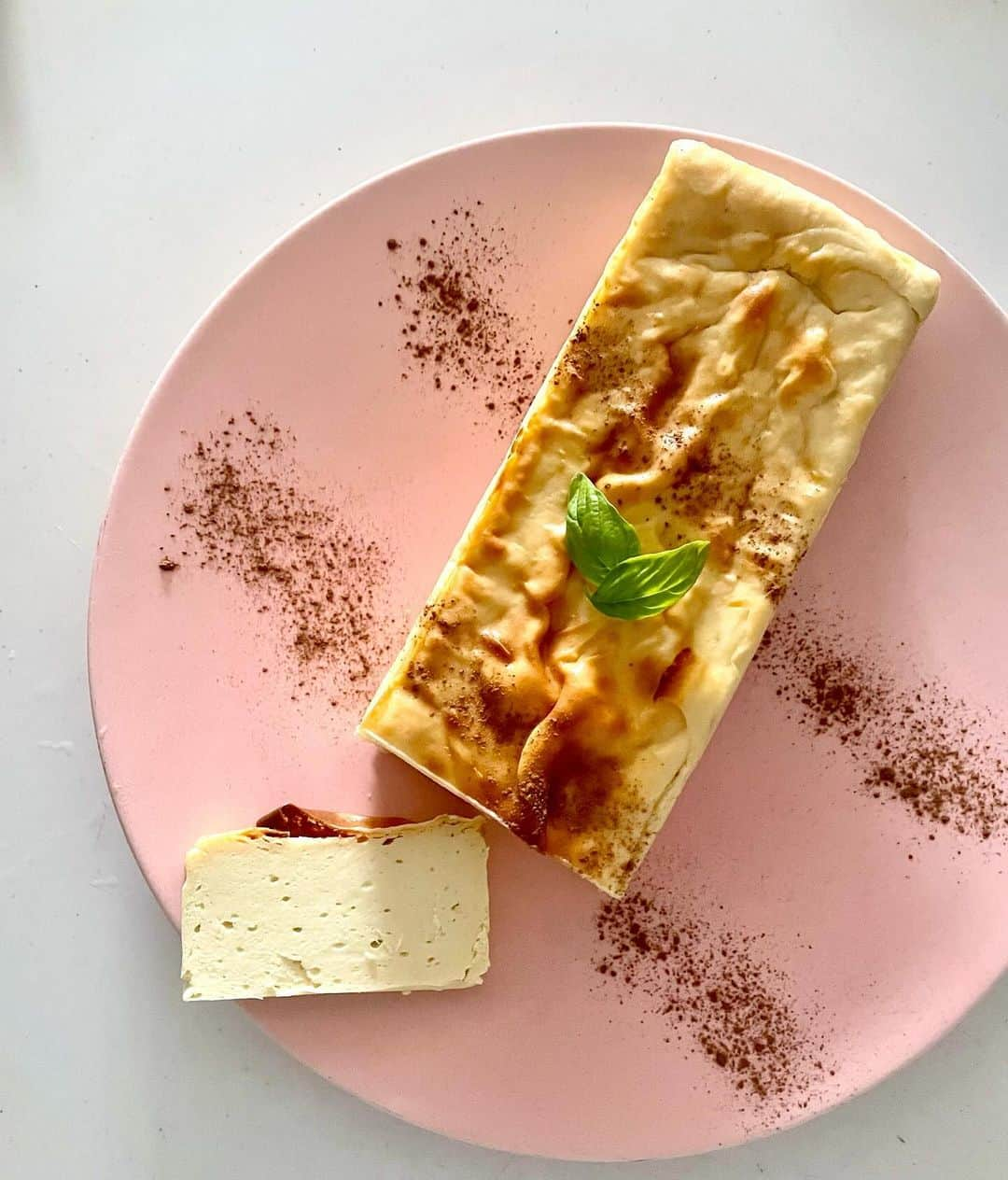 芝彰子さんのインスタグラム写真 - (芝彰子Instagram)「🍠🧀✨  Sweet Potato Cheesecake  普段お菓子を作る時は ヴィーガン仕様で作るけれども 久しぶりに通常チーズケーキ🧀  さつまいものチーズケーキに🍠🍠🍠  原材料は、、、 さつまいも、クリームチーズ、米粉、たまご ココナッツミルク、オーツミルク、お塩  お砂糖を使わず お芋の甘さ＋しっかりチーズで甘さ控えめ。 お塩🧂orブラックペッパーと頂くと これまた大人味で美味〜！◎  お酒にも合いそうな！(🍷飲めませんが🤣)  #glutefree #GF #sweetpotatocheesecakes  #sweetpotato #glutenfreerecipe  #さつまいもスイーツ #さつまいもチーズケーキ  #グルテンフリー #グルテンフリーレシピ」12月24日 18時57分 - akiaki1221