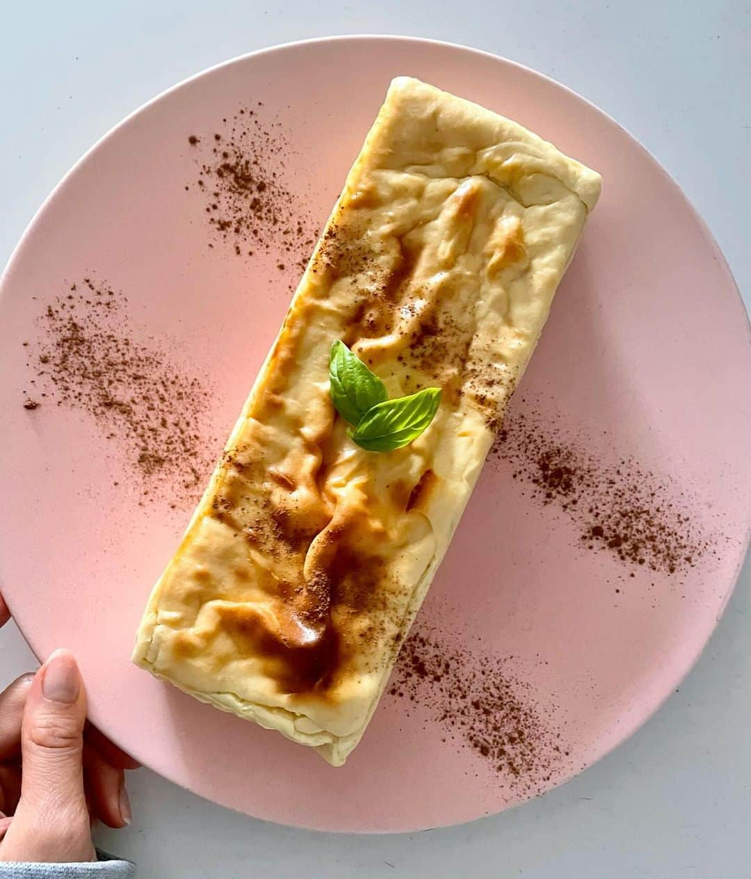 芝彰子さんのインスタグラム写真 - (芝彰子Instagram)「🍠🧀✨  Sweet Potato Cheesecake  普段お菓子を作る時は ヴィーガン仕様で作るけれども 久しぶりに通常チーズケーキ🧀  さつまいものチーズケーキに🍠🍠🍠  原材料は、、、 さつまいも、クリームチーズ、米粉、たまご ココナッツミルク、オーツミルク、お塩  お砂糖を使わず お芋の甘さ＋しっかりチーズで甘さ控えめ。 お塩🧂orブラックペッパーと頂くと これまた大人味で美味〜！◎  お酒にも合いそうな！(🍷飲めませんが🤣)  #glutefree #GF #sweetpotatocheesecakes  #sweetpotato #glutenfreerecipe  #さつまいもスイーツ #さつまいもチーズケーキ  #グルテンフリー #グルテンフリーレシピ」12月24日 18時57分 - akiaki1221