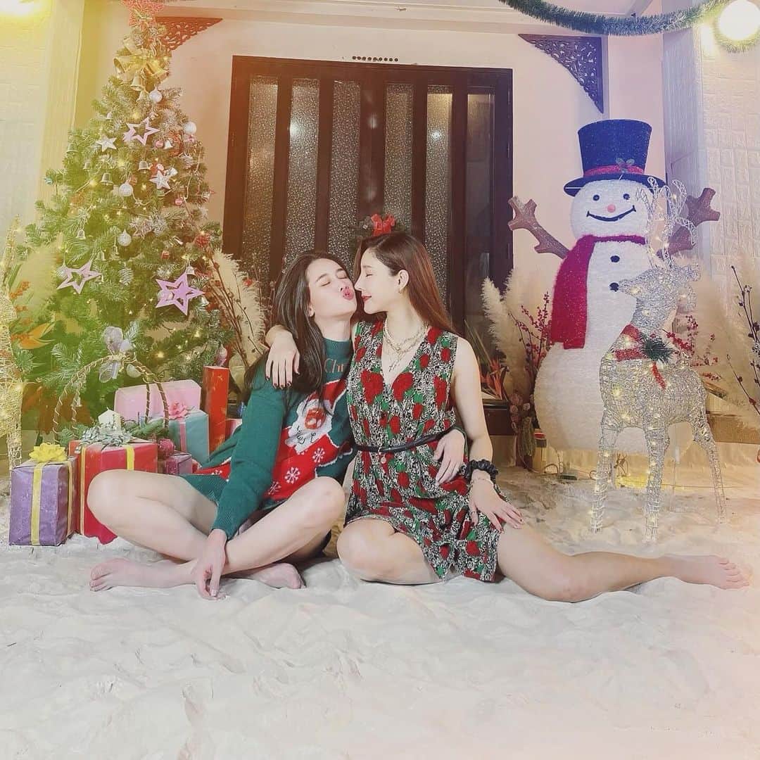 アミーナ・ピニットのインスタグラム：「24.12.2023 🤍🕊️  จะหมดปีอีกแล้วนะพี่ คิดถึงโมเม้นนี้ คิดถึงบรรยายกาศ คิดถึงพี่มาก  christmas แล้วนะ พรุ่งนี้น้องไปหา 😊🎄」