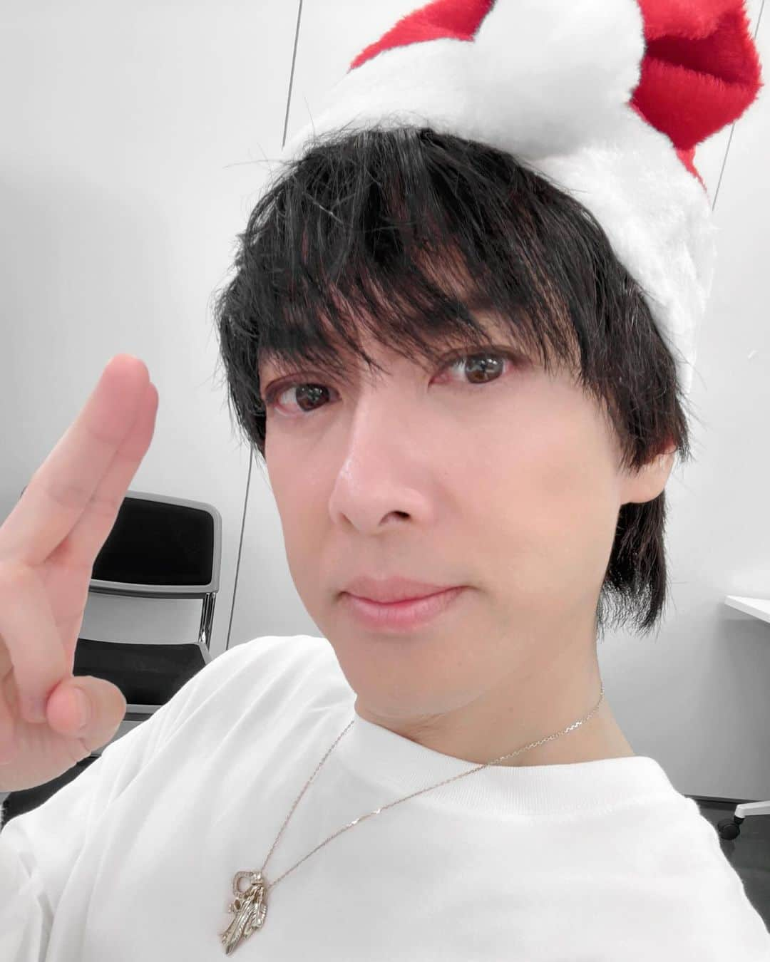 貴水博之のインスタグラム：「メリクリ😉🎉🎉🎉🎄🎁🪅🤶🎉🎉  素敵な瞬間を🎉🎉🎉  そしてその後は  クリスマスイブに檀正宗、、。  フッ、、、。  フッフッフッ。お楽しみに⚡️⚡️⚡️  https://www.oricon.co.jp/news/2308093/?utm_source=Twitter&utm_medium=social&ref_cd=t   #貴水博之 #クリスマス #イブ #メリクリ #christmas   #仮面ライダーエグゼイド #放送 #檀正宗 #仮面ライダークロノス」