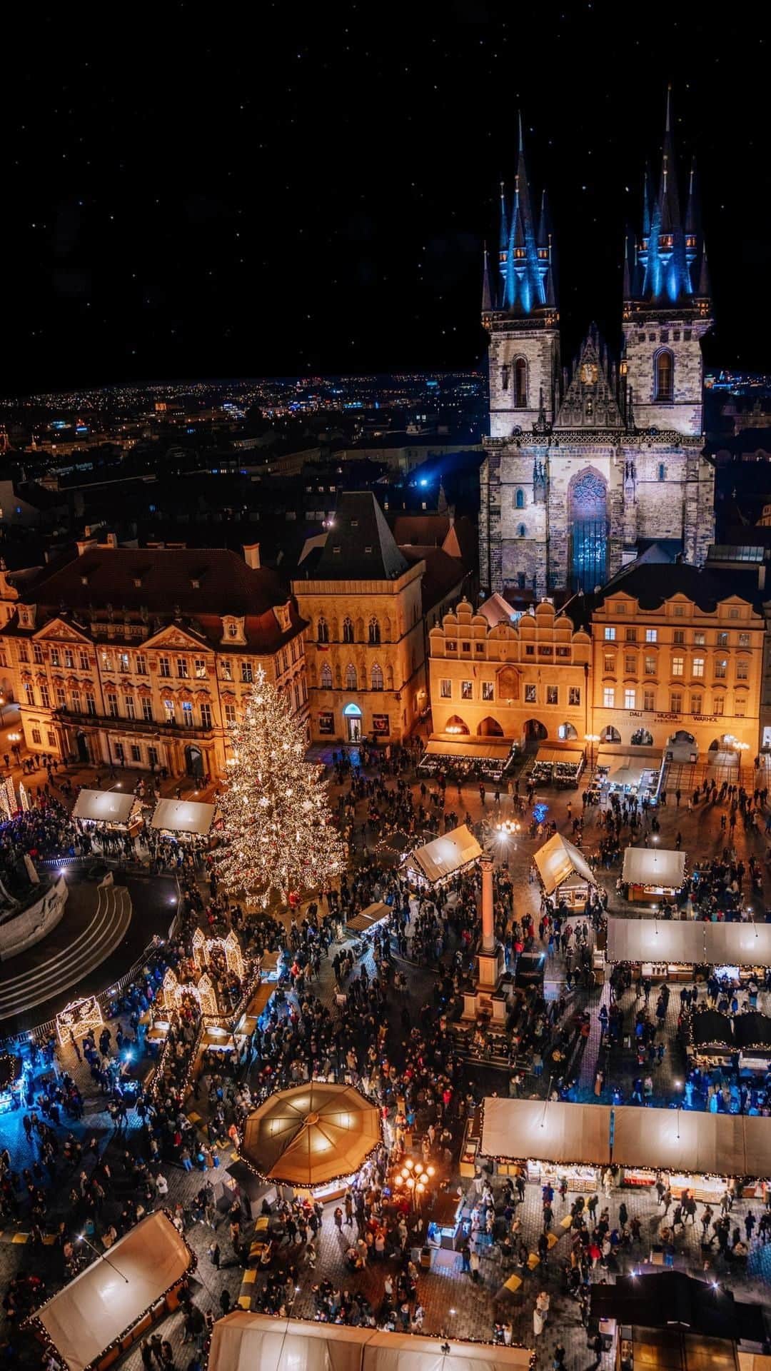 Izkizのインスタグラム：「Have you ever visited a Christmas Market? ✨🎄 We had some lovely festive times at the Christmas markets in Prague sipping mulled wine and eating chimney cakes 🍷  #Christmas #Xmas best Christmas markets, European Christmas markets #praguecityguide Prague city guide, old town Prague #christmasprague Charles Bridge #charlesbridge #europetravel #Prague #visitprague #christmasinprague #christmasineurope #christmasmarkets #bestchristmasmarkets #visitczechrepublic #czechrepublic #londonblogger,Europe travel #thingstodoinprague things to do in Prague, prague travel guide #uktravelblogger Europe city guide, uk travel bloggers #xmasinprague #xmasinprague🎄」