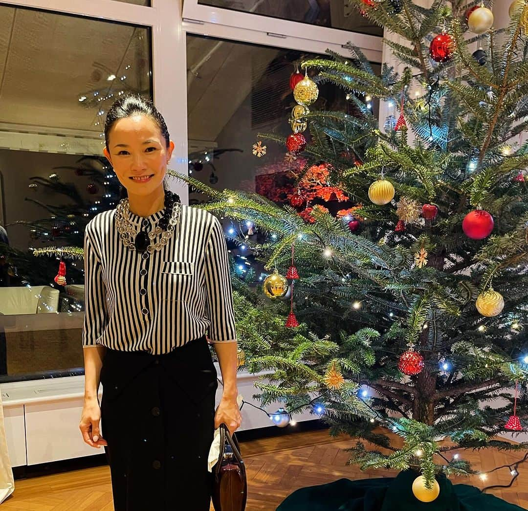 浅見帆帆子さんのインスタグラム写真 - (浅見帆帆子Instagram)「ドイツ大使公邸でのクリスマスコンサート。  室内管弦楽なのでもしや・・・と期待していたらやっぱり！チェンバロが登場しました。 私、チェンバロが大好きで、一時は自宅にチェンバロをレンタルして習っていたほどなんです。 ピアノと同じように感じますが、打楽器ではなく弦楽器なのでタッチの感触が独特で、 「はじく」を意識するといい音がでたな、、ということだけは覚えています。  ドイツらしいクリスマスのお菓子、 サフランライスとニシンのクリームサラダが美味しかったです。  実は私、この直前に取材が3件続いていて、  ・実現力と直感力 ・引き寄せの法則 ・新時代の豊かさと意識の力  などについてトータル３時間、みっちりと話したので、コンサートで寝ちゃったらどうしよう、、なんて思っていたのですが、全く疲れず、話せば話すほどエネルギーが充電されて元気になりました。  エネルギーの盛り上がり、このワクワク感、、仕事でもプライベートでも、やはりこの感覚になることをするべきだな、、と思います。  この感覚をいかに自分のニュートラルにして日常でも維持するかだな、、と。  オンラインサロン「宇宙につながるサロン」の新規受付が開始しました。  年内にご入会いただくと、この半年のお休み中にあったことの動画をご視聴いただけます。 今のところ「宇宙サロン」は私の実験結果の最先端😇 詳細はプロフィールにあります✨  #浅見帆帆子 #浅見帆帆子オンラインサロン」12月24日 12時48分 - hohokoasami