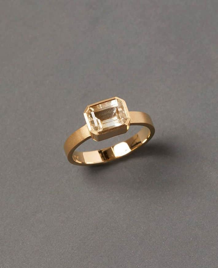 サトミ カワキタのインスタグラム：「We are enamored with this One-of-a-Kind citrine ring, the way the stone matches the 18K yellow gold it is set in creates a stunning, glowy effect - swipe to see how it looks on!」