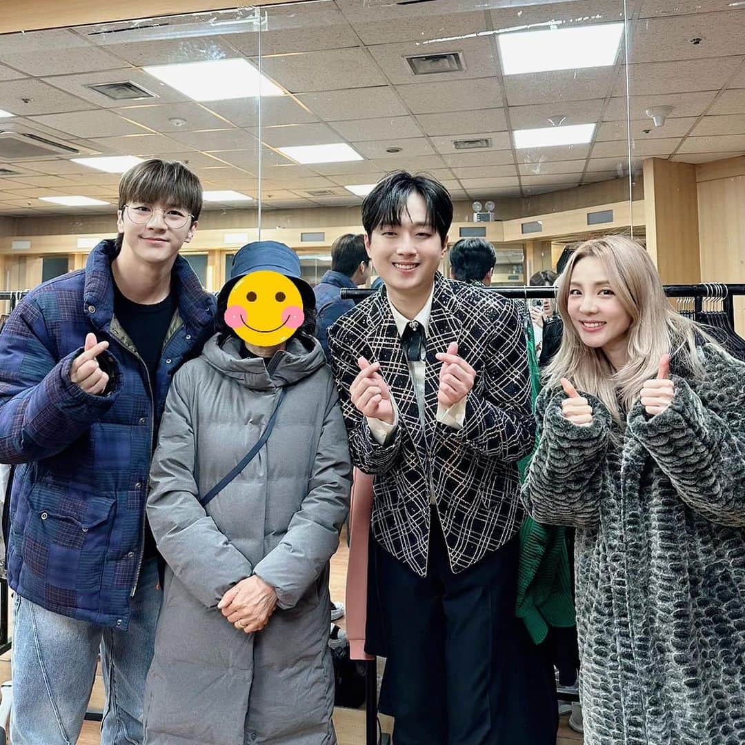 ダラ さんのインスタグラム写真 - (ダラ Instagram)「둥이랑 엄마 모시고 엄마의 최애!😍 이찬원님 콘서트를 다녀왔다🥹🤩 엄마가 유일하게 하는 외출이고 유일하게 소녀로 돌아가는 순간이다. 매번 느끼지만 정말 울엄마 최애 보는 눈이 있으시네! 공연과 실력은 말할것도 없고, 인품도 얼마나 좋은지 매번 감탄한다😭👍 나도 이제 #찬스 #이찬원 #입덕 #찬스감사제  엄마의 요청으로 얼굴은 가려드렸어요 🤣 ㅋㅋㅋ  ps. 응원봉을 구하지 못한 엄마에게 봉 두개 가져오셨다며 빌려주신 앞자리에 앉으셨던 찬스분 너무 감사합니다😀🙏🏻💘 다음 공연땐 꼭! 공식굿즈를 미리 사서 준비할게용~!!!」12月24日 13時19分 - daraxxi