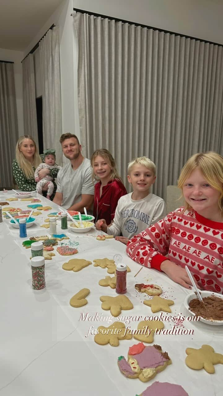 ミカイラ・スキナーのインスタグラム：「Lottie’s first Christmas cookies with her cousins🎅🏼♥️  #cookiedecorating #christmas #family」