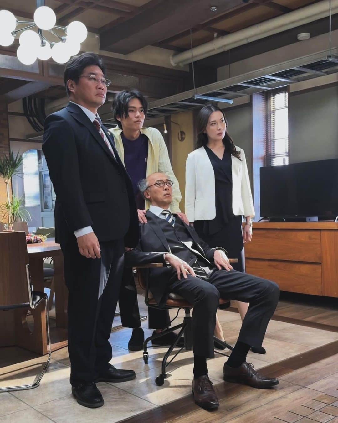 村川絵梨さんのインスタグラム写真 - (村川絵梨Instagram)「「うちの弁護士は手がかかる」 全11話。 放送が終わってしまいました🥲 真夏の汗だくの時期から、放送ギリギリまで撮影していた今作。 ほんっとーーに、楽しかった✨ 明るいスタッフさんと個性豊かなキャストさんと、わいわいと、時には真剣に。 この作品に参加させていただけた事、また大切な宝物が増えました☺️  この余韻を噛み締めながら年を越せそうです🫧 あ、今日はクリスマスイブですね🎄🎅  皆様、よい休日を♡」12月24日 13時53分 - eri_murakawa_official