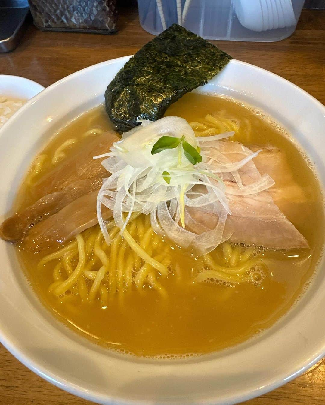 林克治のインスタグラム：「昼夜ラーメン！  先日、口が完全にラーメンの口になってしまい。 昼、夜とラーメンを食べてしまぃした。。。 昼はらーめんサンガさんの サンガ式醤油豚骨 夜は山岡家さんの プレミアム醤油豚骨  罪悪感よりも幸福感が完全勝利でございました。  これにて2023年麺納めとさせていただく予定です。  大変美味しゅうございました。 ありがとうございました！  #らーめんサンガ #サンガ式醤油豚骨 #山岡家 #プレミアム醤油豚骨 #館山市 #君津市 #美味杉謙信 #血液の数値ヤバい」