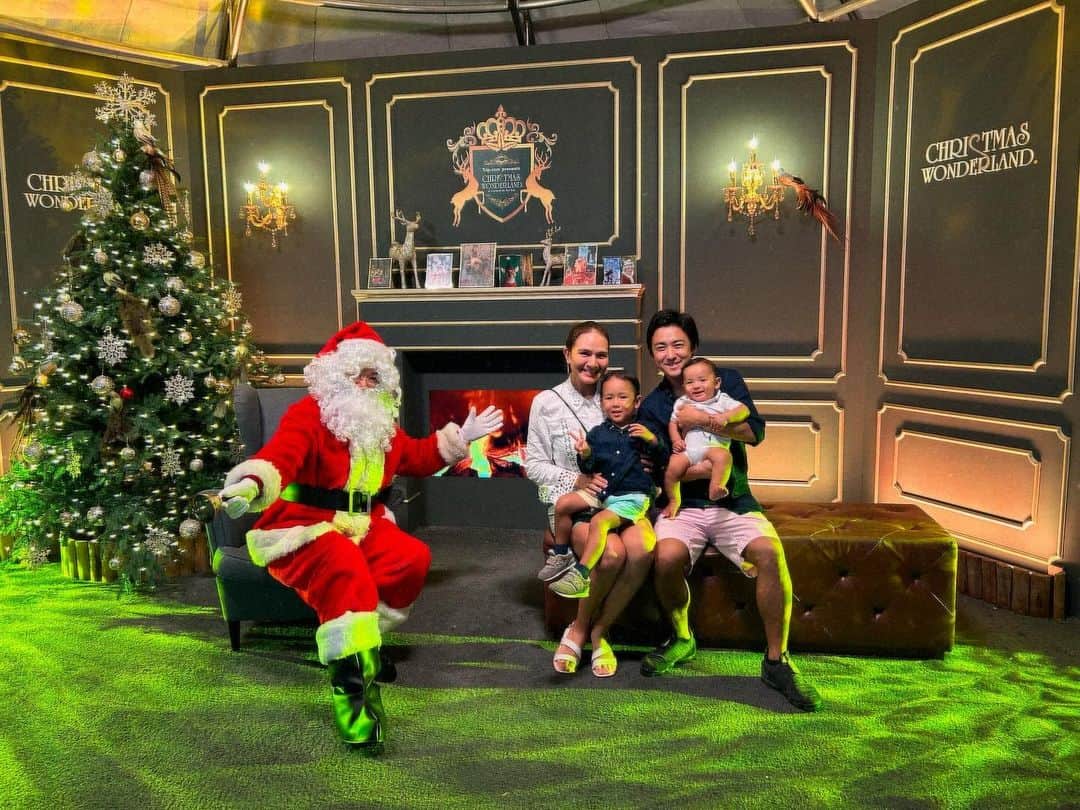 瀬間友里加のインスタグラム：「シンガポールに来て3回目のクリスマス🎄💓 クリスマスワンダーランドに来ると1年を振り返る感じがしてます😌ワンダーランド、今年は更に拡大していて子供達の遊ぶ場所も増えてました🎠お昼寝しなかった息子は遊ぶ前にバタンキュー😪笑　とりあえずサンタさんと写真だけ撮れて良かった😂🎅❤️今年は4人で来れて良かったね👨‍👩‍👦‍👦#singapore #シンガポール生活 #シンガポール在住 #christmaswonderland #シンガポール #christmas」