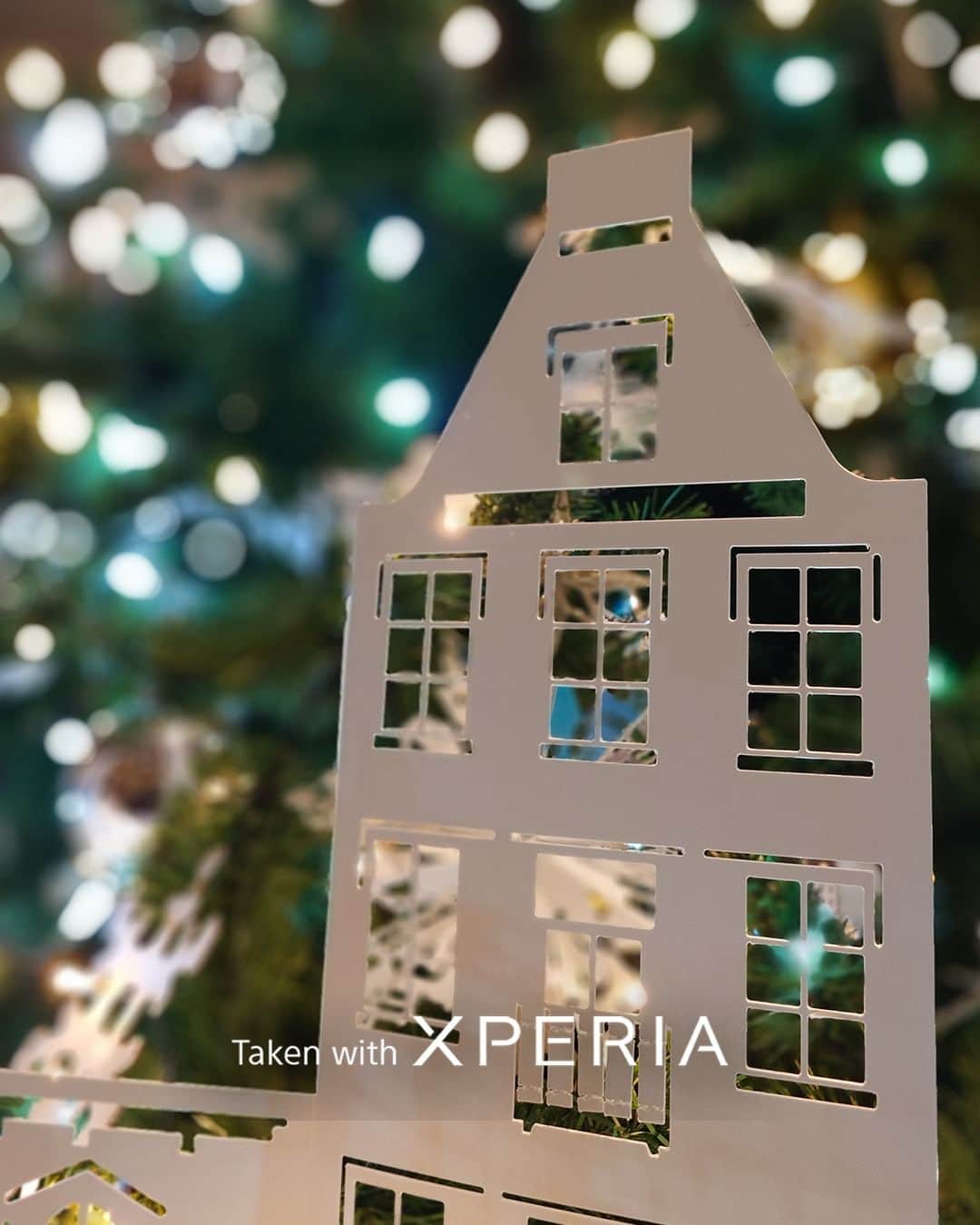 Sony Mobileのインスタグラム：「Happy holidays from Xperia!🎄  If you want beautifully clear shots of shining lights in the cold winter air, Xperia's natural bokeh mode gives your subjects incredible clarity.  #Sony #Xperia #SonyXperia #Xperia1V #Xperia5V #CaptureTheNight #TakenWithXperia」