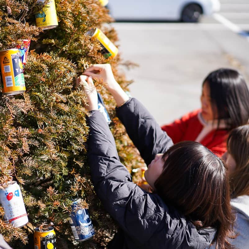 よなよなエール/ヤッホーブルーイングさんのインスタグラム写真 - (よなよなエール/ヤッホーブルーイングInstagram)「クラフトビールツリーつくってみた🎄🍻  今日はクリスマスイブということで...... 以前フォロワーさん（@hiroki_hiroyama）がプレゼントしてくださった「クラフトビールツリー（投稿写真2枚目）」の素敵な画を実際に作ってみました！  スタッフみんなで100缶近く飾りつけをしましたが、なかなかの出来栄えではないですか？✨ ぜひコメントで感想を教えてください！  よなよなエール片手に楽しいクリスマスをお過ごしください～ メリークリスマス！！！ . . #よなよなエール #クラフトビール #クリスマス #クリスマスツリー」12月24日 18時00分 - yonayona.ale