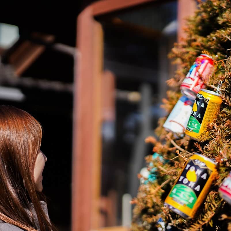よなよなエール/ヤッホーブルーイングさんのインスタグラム写真 - (よなよなエール/ヤッホーブルーイングInstagram)「クラフトビールツリーつくってみた🎄🍻  今日はクリスマスイブということで...... 以前フォロワーさん（@hiroki_hiroyama）がプレゼントしてくださった「クラフトビールツリー（投稿写真2枚目）」の素敵な画を実際に作ってみました！  スタッフみんなで100缶近く飾りつけをしましたが、なかなかの出来栄えではないですか？✨ ぜひコメントで感想を教えてください！  よなよなエール片手に楽しいクリスマスをお過ごしください～ メリークリスマス！！！ . . #よなよなエール #クラフトビール #クリスマス #クリスマスツリー」12月24日 18時00分 - yonayona.ale