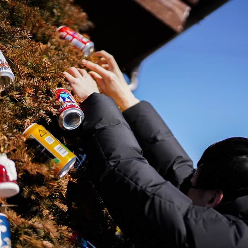 よなよなエール/ヤッホーブルーイングさんのインスタグラム写真 - (よなよなエール/ヤッホーブルーイングInstagram)「クラフトビールツリーつくってみた🎄🍻  今日はクリスマスイブということで...... 以前フォロワーさん（@hiroki_hiroyama）がプレゼントしてくださった「クラフトビールツリー（投稿写真2枚目）」の素敵な画を実際に作ってみました！  スタッフみんなで100缶近く飾りつけをしましたが、なかなかの出来栄えではないですか？✨ ぜひコメントで感想を教えてください！  よなよなエール片手に楽しいクリスマスをお過ごしください～ メリークリスマス！！！ . . #よなよなエール #クラフトビール #クリスマス #クリスマスツリー」12月24日 18時00分 - yonayona.ale