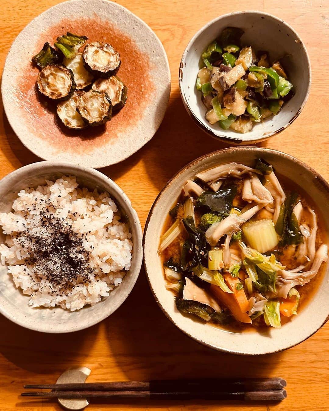 佐藤尚之さんのインスタグラム写真 - (佐藤尚之Instagram)「今週の一汁一菜。今週は13食作ったよ。  後半からはいただいた真鍮製の箸置き登場！ 馴染んでてとても気に入ってます。ありがとう！  自炊料理家・山口祐加さんの料理教室（そのうち書きます）で習った一菜も後半から出てきたりして、いろんな変化があった一週間だったなあ。  自炊するようになって外食に心が動かなくなり、心に平安がもたらされています（今のところ）。飽きないようにゆっくりのんびり続けます。  #一汁一菜 #自炊生活 #地味だけど滋味ごはん #具だくさん味噌汁  #アニサキスアレルギー」12月24日 18時09分 - satonao310
