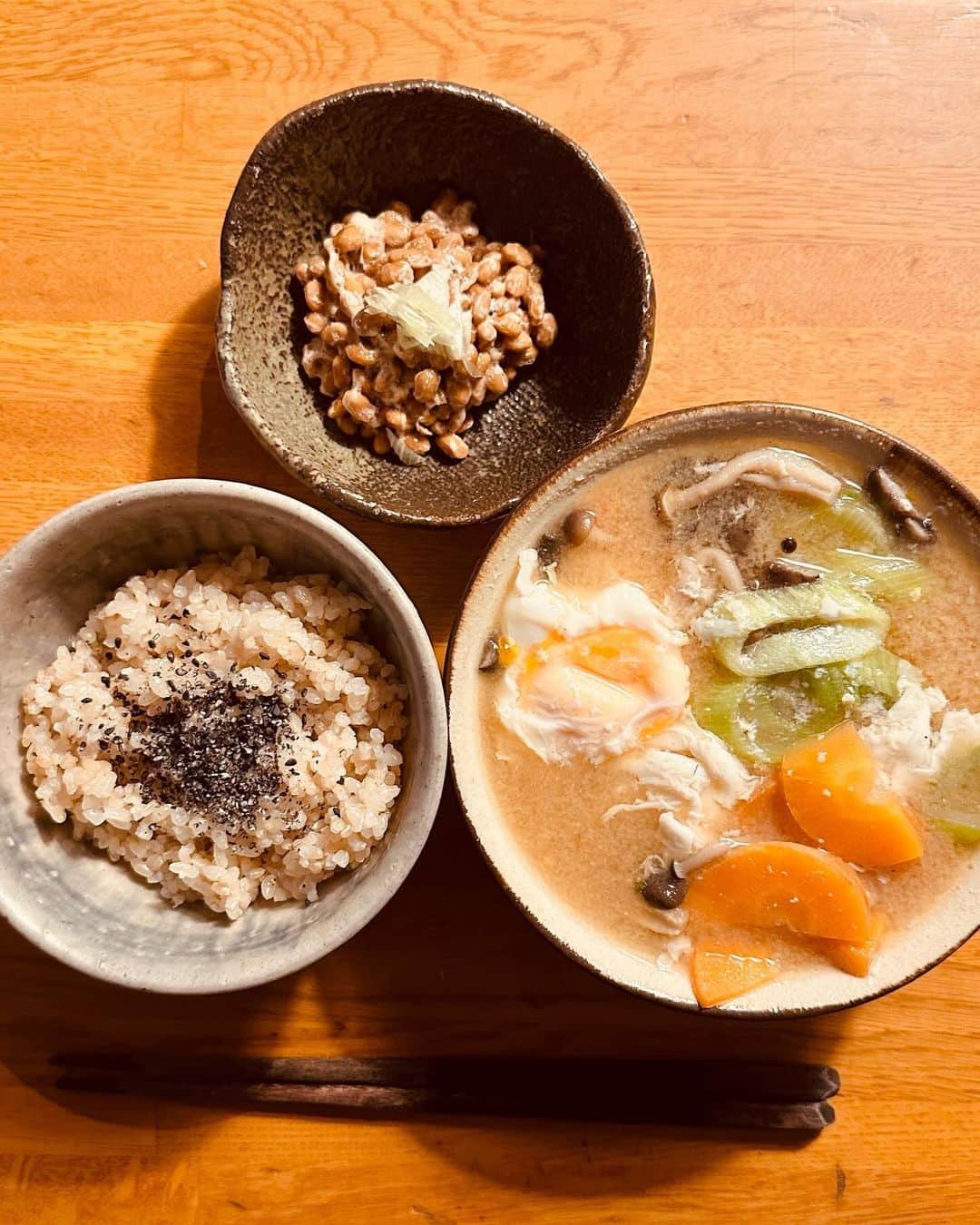 佐藤尚之さんのインスタグラム写真 - (佐藤尚之Instagram)「今週の一汁一菜。今週は13食作ったよ。  後半からはいただいた真鍮製の箸置き登場！ 馴染んでてとても気に入ってます。ありがとう！  自炊料理家・山口祐加さんの料理教室（そのうち書きます）で習った一菜も後半から出てきたりして、いろんな変化があった一週間だったなあ。  自炊するようになって外食に心が動かなくなり、心に平安がもたらされています（今のところ）。飽きないようにゆっくりのんびり続けます。  #一汁一菜 #自炊生活 #地味だけど滋味ごはん #具だくさん味噌汁  #アニサキスアレルギー」12月24日 18時09分 - satonao310
