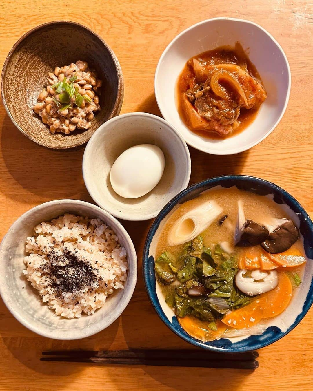 佐藤尚之さんのインスタグラム写真 - (佐藤尚之Instagram)「今週の一汁一菜。今週は13食作ったよ。  後半からはいただいた真鍮製の箸置き登場！ 馴染んでてとても気に入ってます。ありがとう！  自炊料理家・山口祐加さんの料理教室（そのうち書きます）で習った一菜も後半から出てきたりして、いろんな変化があった一週間だったなあ。  自炊するようになって外食に心が動かなくなり、心に平安がもたらされています（今のところ）。飽きないようにゆっくりのんびり続けます。  #一汁一菜 #自炊生活 #地味だけど滋味ごはん #具だくさん味噌汁  #アニサキスアレルギー」12月24日 18時09分 - satonao310