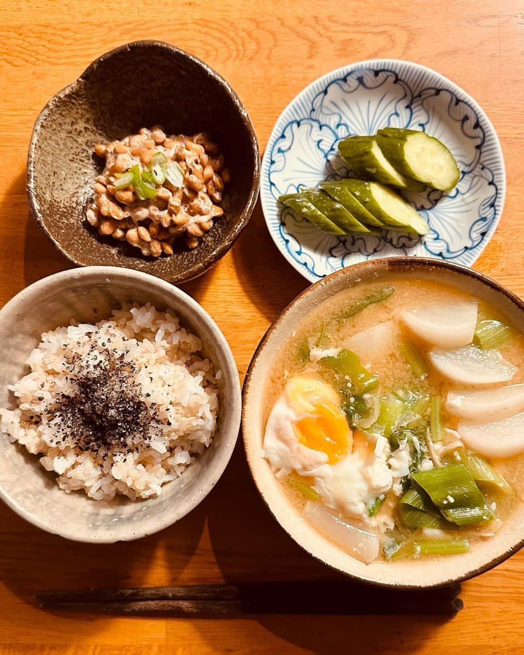 佐藤尚之さんのインスタグラム写真 - (佐藤尚之Instagram)「今週の一汁一菜。今週は13食作ったよ。  後半からはいただいた真鍮製の箸置き登場！ 馴染んでてとても気に入ってます。ありがとう！  自炊料理家・山口祐加さんの料理教室（そのうち書きます）で習った一菜も後半から出てきたりして、いろんな変化があった一週間だったなあ。  自炊するようになって外食に心が動かなくなり、心に平安がもたらされています（今のところ）。飽きないようにゆっくりのんびり続けます。  #一汁一菜 #自炊生活 #地味だけど滋味ごはん #具だくさん味噌汁  #アニサキスアレルギー」12月24日 18時09分 - satonao310