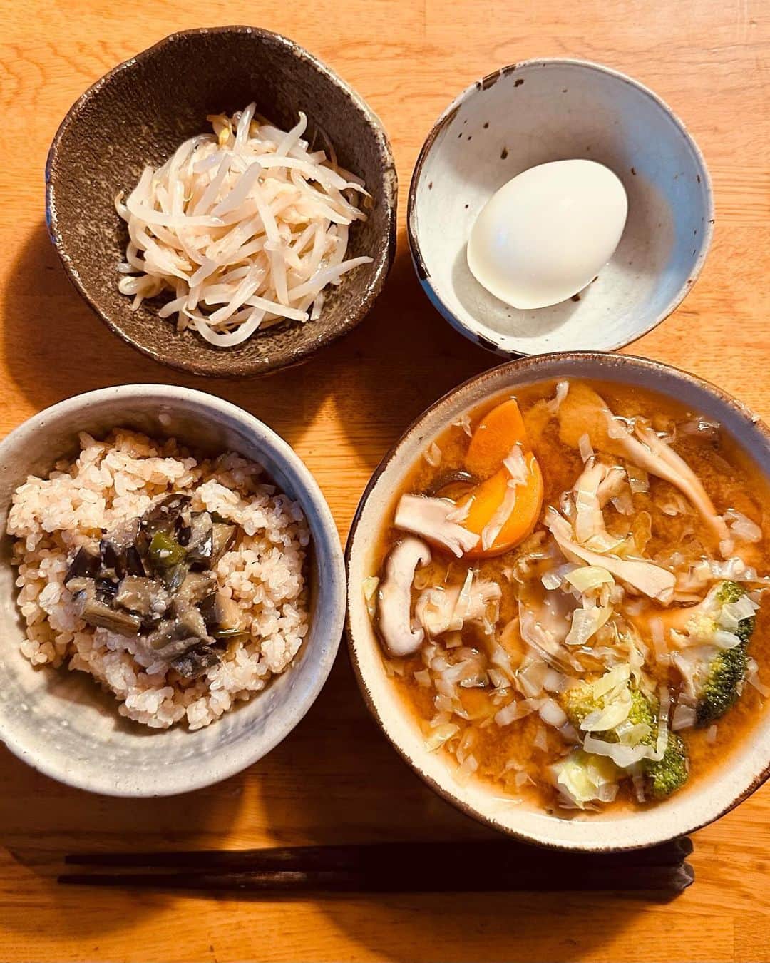 佐藤尚之さんのインスタグラム写真 - (佐藤尚之Instagram)「今週の一汁一菜。今週は13食作ったよ。  後半からはいただいた真鍮製の箸置き登場！ 馴染んでてとても気に入ってます。ありがとう！  自炊料理家・山口祐加さんの料理教室（そのうち書きます）で習った一菜も後半から出てきたりして、いろんな変化があった一週間だったなあ。  自炊するようになって外食に心が動かなくなり、心に平安がもたらされています（今のところ）。飽きないようにゆっくりのんびり続けます。  #一汁一菜 #自炊生活 #地味だけど滋味ごはん #具だくさん味噌汁  #アニサキスアレルギー」12月24日 18時09分 - satonao310