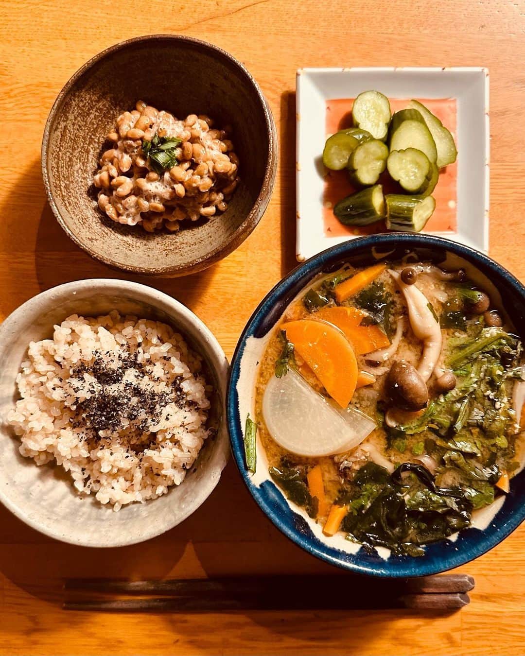 佐藤尚之さんのインスタグラム写真 - (佐藤尚之Instagram)「今週の一汁一菜。今週は13食作ったよ。  後半からはいただいた真鍮製の箸置き登場！ 馴染んでてとても気に入ってます。ありがとう！  自炊料理家・山口祐加さんの料理教室（そのうち書きます）で習った一菜も後半から出てきたりして、いろんな変化があった一週間だったなあ。  自炊するようになって外食に心が動かなくなり、心に平安がもたらされています（今のところ）。飽きないようにゆっくりのんびり続けます。  #一汁一菜 #自炊生活 #地味だけど滋味ごはん #具だくさん味噌汁  #アニサキスアレルギー」12月24日 18時09分 - satonao310