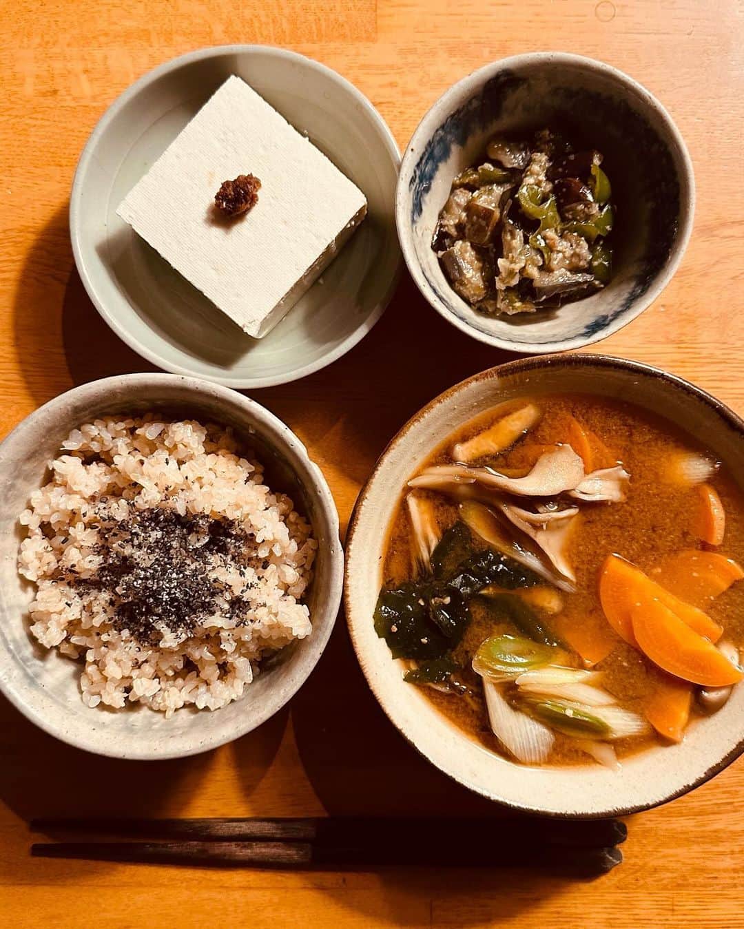 佐藤尚之さんのインスタグラム写真 - (佐藤尚之Instagram)「今週の一汁一菜。今週は13食作ったよ。  後半からはいただいた真鍮製の箸置き登場！ 馴染んでてとても気に入ってます。ありがとう！  自炊料理家・山口祐加さんの料理教室（そのうち書きます）で習った一菜も後半から出てきたりして、いろんな変化があった一週間だったなあ。  自炊するようになって外食に心が動かなくなり、心に平安がもたらされています（今のところ）。飽きないようにゆっくりのんびり続けます。  #一汁一菜 #自炊生活 #地味だけど滋味ごはん #具だくさん味噌汁  #アニサキスアレルギー」12月24日 18時09分 - satonao310