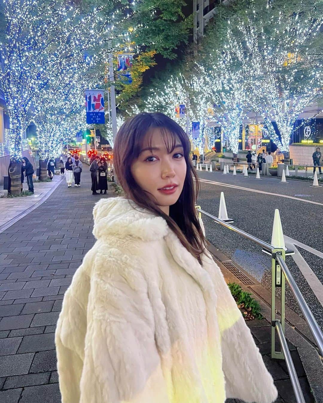 ののさんのインスタグラム写真 - (ののInstagram)「けやき坂のイルミネーションすき🩵 来年では無いけど再来年かそれ以降に東京に引っ越すかも？🧐  かも🗼  #イルミネーション#イルミネーション2023#東京イルミネーション#けやき坂#けやき坂イルミネーション#六本木#東京#六本木ヒルズけやき坂 #六本木ヒルズ#六本木イルミネーション#東京観光#東京旅行#冬コーデ#ホワイトコーデ#コート#ホワイトコート#アパートバイローリーズ#フレイアイディー#ワンピース#tokyo#roppongi#frayid#apartbylowrys#celine#illumination#tokyoillumination#tokyotrip」12月24日 18時19分 - nonoko0309