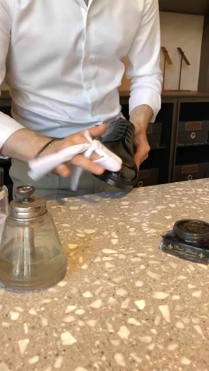 bootblack_officialのインスタグラム：「Boot Black shoeshine by @vrublevskiy_alexey ⚜️  #bootblackshoeshine#bootblackshoecare#highshine#shoecare#shoeshine#shoepolish#shoegazing#shoestagram#leathershoes#madeinjapan#japanmade#japan#classicshoes#dressshoes#shoegram#mirrorshine#shoeaddiction#shoeaddict」