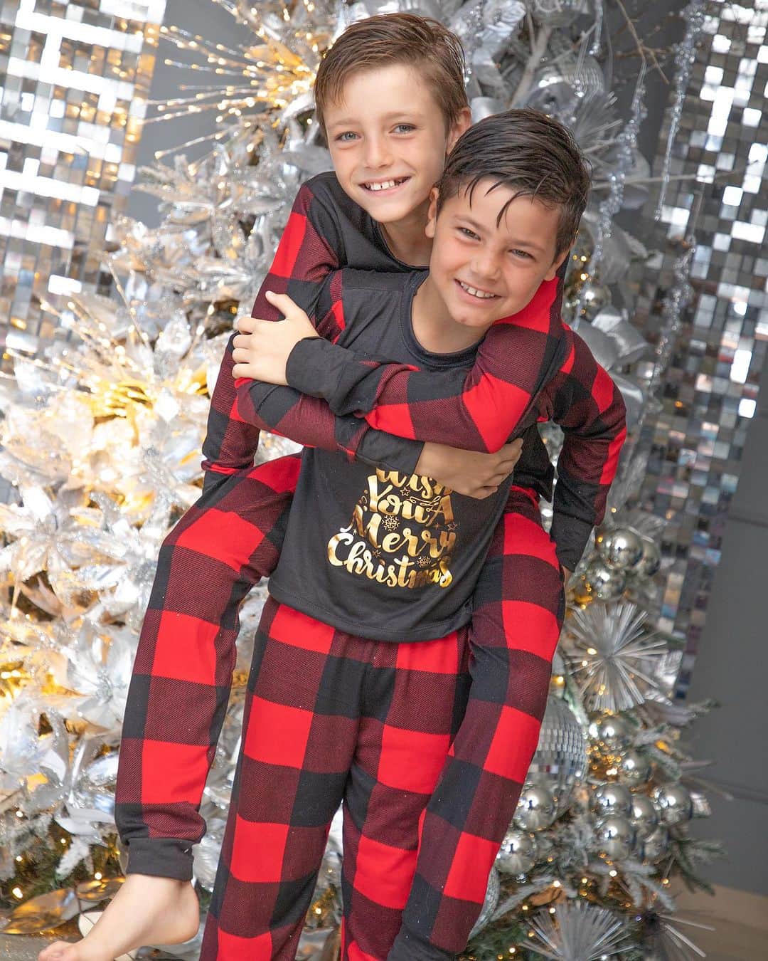 ポーラ・ベビラクアのインスタグラム：「La magia 🪄 de creer en la Navidad 🎄 siempre viene acompañada de la sonrisa de un niño.  La vida es magia incluso cuando ya dejamos de ser niños logrando hacer creer a otros, todas las etapas van cambiando lo realmente importante es que ellos aprendan a ser honestos con lo que sienten.   Nostalgia de la vida, nostalgia de que ya no voy a poder convencerlos de que los duendes hacen eso por su cuenta, pero feliz de haber hecho esto que los lleno de momentos felices durante tantos años.   Feliz navidad mi gente linda, espero que la magia los llene siempre aun y cuando seamos viejitos !   Foto @mariadelmarkaramphoto  Árbol @efectoalvarado  Pijamas @sd_pijamas   #navidad #magia」