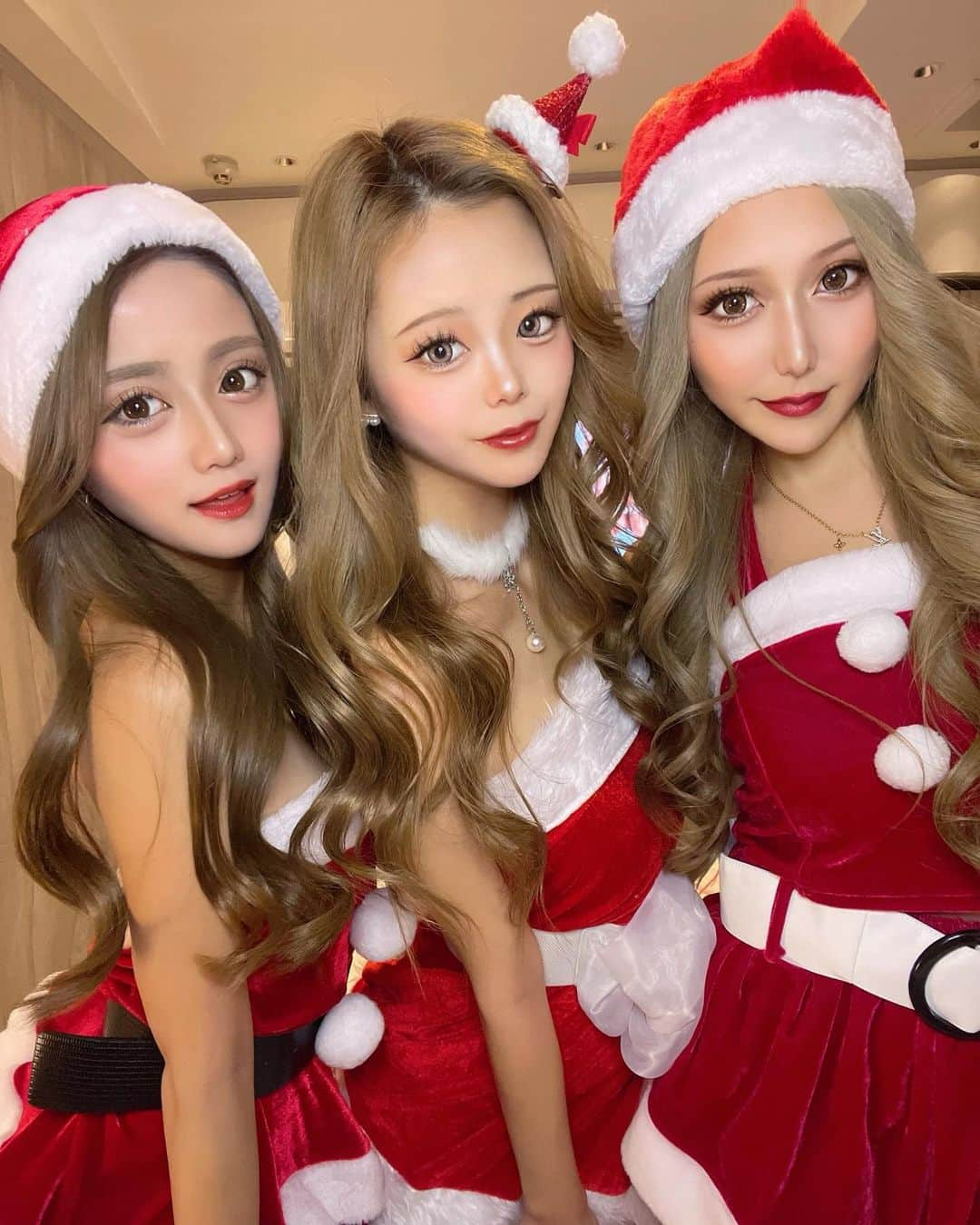 𝐌𝐈𝐘𝐀𝐁𝐈さんのインスタグラム写真 - (𝐌𝐈𝐘𝐀𝐁𝐈Instagram)「くりぱ🎅🏻❤️❤️❤️ . . . . . #クリスマス #サンタコス #サンタコスプレ #クリスマスパーティ #サンタ #クリスマスコスプレ #ギャル #ギャルコーデ #ロングヘア #ハイトーンカラー #巻き髪 #クリスマス女子会 #ホテル女子会」12月24日 20時54分 - miii_b1n