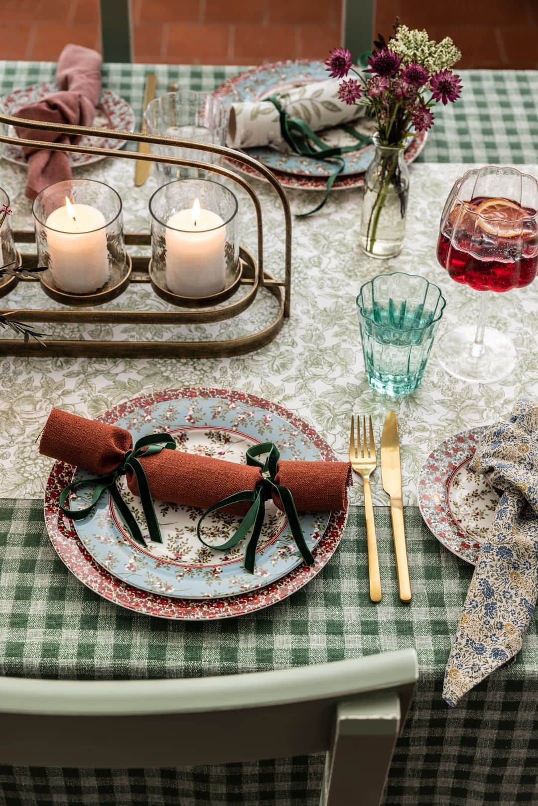 ローラアシュレイのインスタグラム：「It's time for the Christmas Eve preparations. ✨⁣ ⁣ Create a beautiful tablescape with the use of our the signature Crimson colour palette on various accessories, like handmade fabric crackers. For a luxurious and sustainable solution for a table runner use your leftover wallpaper.⁣ ⁣ Create a joyful and celebratory atmosphere, through the use of festive lighting pieces and decorative accessories featuring gold accents.」