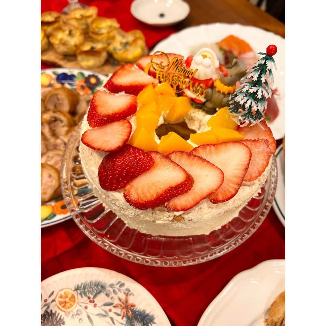 伊藤弘美のインスタグラム：「☺︎ ⁡ 息子と一緒に作った クリスマスケーキを囲んで 家族でクリスマスパーティー🥂🎄❤️ ⁡ 米粉のバナナシフォンケーキを ベースに使ったフワフワなケーキにしてみました🎂✨ ⁡ ⁡ 何かと慌ただしい時期ですが 子どもたちも元気にクリスマスを迎えられてホッ😮‍💨 ⁡ みなさんも素敵なクリスマスをお過ごしください💚❤️ ⁡  #メリークリスマス　#おうちクリスマス　#クリスマスケーキ #merrychristmas #happyholidays  #育児　#男の子ママ　#女の子ママ　 #2歳男の子　#1歳女の子　ほぼ#2歳差育児」