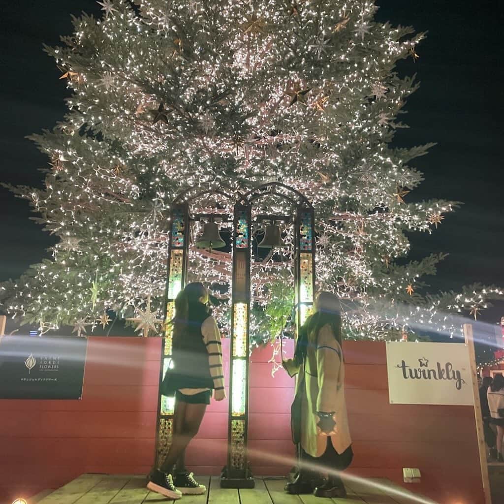 えのきさりなのインスタグラム：「. メリークリスマスイブ🌲 先週、久しぶりに横浜赤レンガのクリスマスマーケット行ってきた☺︎」