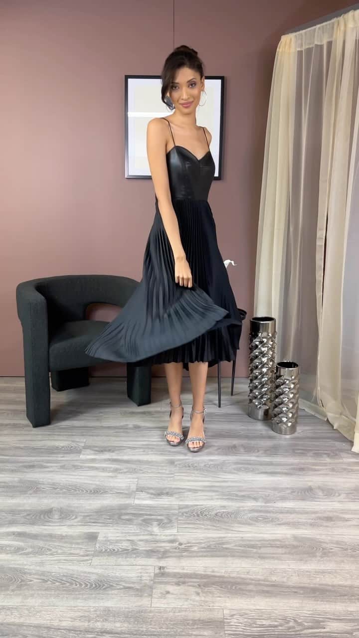 エリータハリのインスタグラム：「Elevate your everyday glam with our chic styles that seamlessly transition between now and the New Year. 💫 Which chic piece will be making its way into your wardrobe?   Available to shop at elietahari.com & Elie Tahari Collection Stores.」
