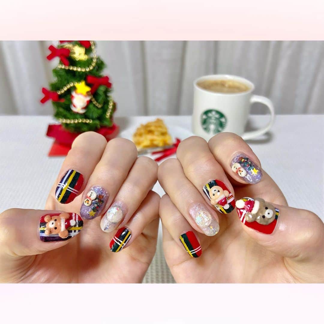 長柄ひろみさんのインスタグラム写真 - (長柄ひろみInstagram)「𖥍↟⌂*𝕄𝕖𝕣𝕣𝕪 ℂ𝕙𝕣𝕚𝕤𝕥𝕞𝕒𝕤 EVE*⌂↟  クリスマスイブなのでクリスマスネイルにしましたー🤗💅 くまのサンタとか色々作っていたらこんな時間になってしまった‼️ だけど、まだクリスマスになってないからセーフだよね🎅🏻✨  雪だるまとツリーの柄の所はうっすら雪が積もっているように薄くホワイトを入れたんだけど、もうちょっと濃い方が良かったかも☃️  結構時間かかっちゃったけど楽しかった😆💗  今年はホワイトクリスマスイブになった所も多そうですね❄️ 皆さんの所は雪大丈夫でしたか☃️？？  ｡・ﾟ・。𖠰｡・ﾟ・。𖡪｡・ﾟ・。𖠰｡・ﾟ・｡𖡪。・ﾟ・。  #セルフネイル」12月24日 22時36分 - aoi_asahi