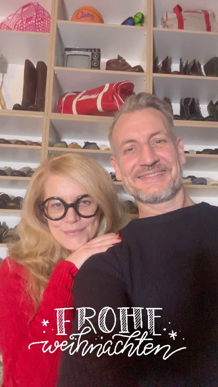 ツェハのインスタグラム：「Alexander Barré (CEO) und Silvia Muzzatti (Creative Director) senden euch herzliche Weihnachtsgrüße und wünschen euch sowie euren Familien einen guten Start ins neue Jahr! 🥂  Genießt die festlichen Tage und schöpft neue Energie für ein hoffentlich fantastisches und gesundes Jahr 2024!  #HappyNewYear2024  #zeha #zehaberlin #berlinfashion #vintagesneakers #heritagestyle #ddr」