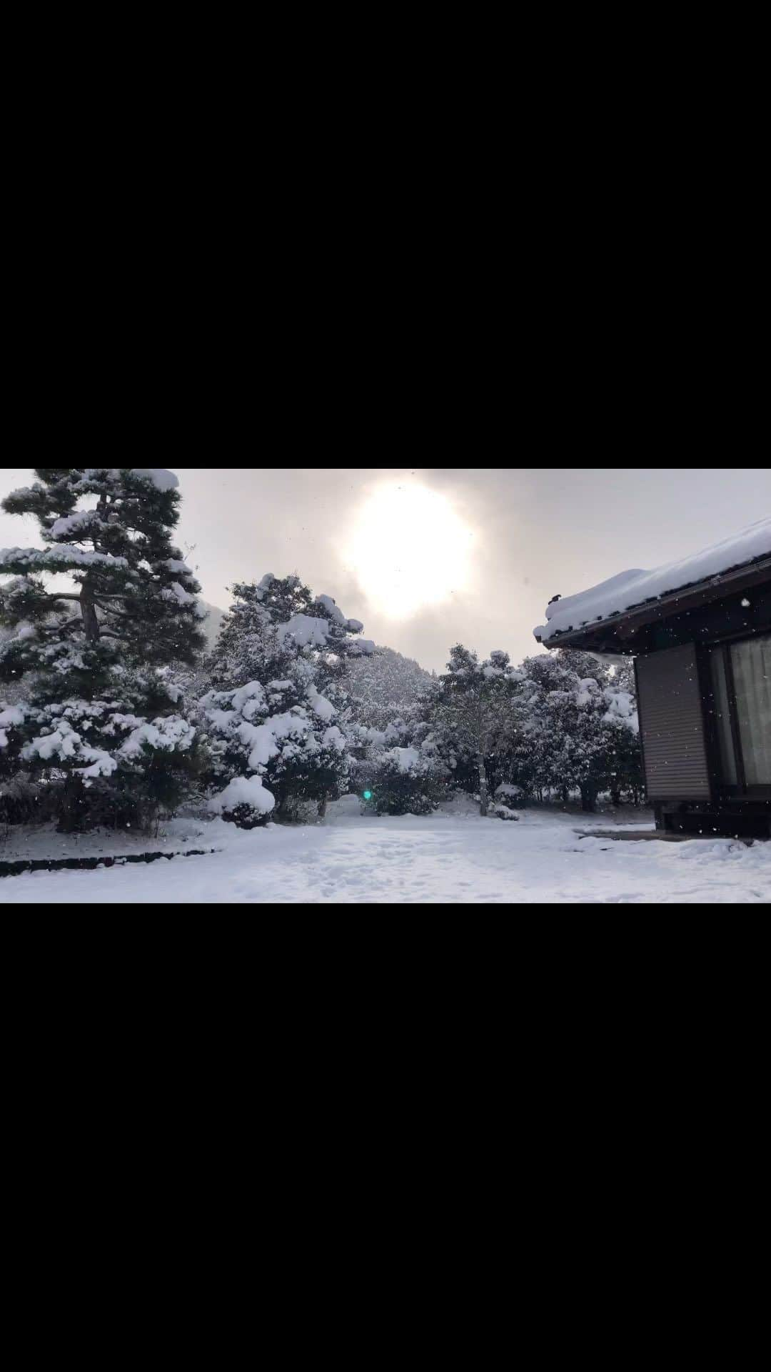 久保田夏菜のインスタグラム：「メリークリスマス🎁  2日前、家の前で撮った動画です。  雪空の中 少し太陽を浴びながら 静かに降る雪がきれいでした。  この家に住み始めて、6年目に突入。 冬はとっても寒くて 雪が降れば移動には困るし 氷点下になれば水道管が凍るし 光熱費もまーまーかかっています。  でも 雪が降ると聞けば 朝どのくらい積もっているかなと 息子と変わらないくらいワクワクしてると思います。  自然のことは身を任せるしかなくて 少し不便になることもあるけど 楽しまなきゃねと。 だって、せっかく田舎に住んでいるんだから。  他にも ここでの生活は自然がとても身近で 写真に残しておきたいなっていう景色にもたくさん出会えます。  まだ数年だからかもしれないけど 今のところは、いい感じに楽しいです。 そして この先もずっと ワクワクできる自分でいたいなと思っています。  そんなワクワクが子どもにも伝わったら さらにいいなって。  そんなことを考えながら 雪を眺めてました。  そして、今日は少し早めの仕事納め。 大好きなメンバーとの仕事で 泣いて笑って おかげさまで 気持ち良い2023年の締めくくりになりました。 本当にいつもありがとうございます。  さてさて そろそろサンタさんのお手伝いしようかな。  みなさま、素敵なクリスマスを🎄」