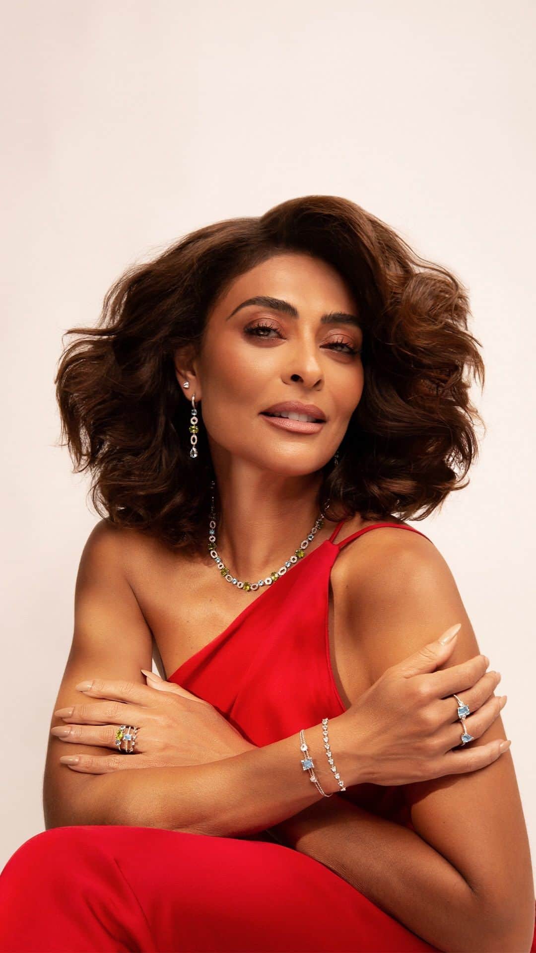 ジュリアナ・パエスのインスタグラム：「Há mais de 4 décadas a @montecarlojoias celebra o Natal e tantos momentos extraordinários com você! E hoje, tenho o orgulho de estar comemorando esta data com a marca da qual eu amo tanto ser porta-voz.   Desejamos uma noite cheia de brilho, celebrando o amor e brindando à vida com aqueles que você mais ama.   Finalize seu ano se presenteando com joias que iluminam ainda mais a vida!   #MonteCarloJoias #NatalMonteCarlo #OuroAmarelo18k #Diamantes #publi」