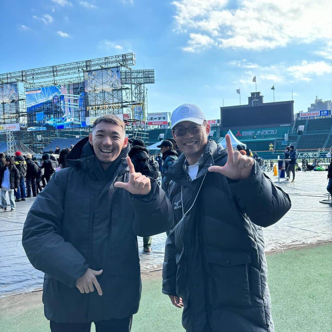 桧山進次郎さんのインスタグラム写真 - (桧山進次郎Instagram)「来年１００周年を迎える甲子園球場記念事業の一環として、自転車ＢＭＸフリースタイル・フラットランドの世界大会「ＦＬＡＴ　ＡＲＫ２０２３」が行われました‼️  以前取材させて頂いたこの種目の第一人者.そして今回主催者でもある内野洋平選手の応援に😁  どうやったらあんな技が出来るの❓て言うか皆んなとんでもない選手達ばかりです。ヤバい〜‼️  大イベントを目の前で観戦する事が出来て楽しかったっす👍  会場では昨年のＢＭＸフリースタイル・パーク世界選手権覇者の中村輪夢選手(阪神ファン)にも遭遇。勿論記念に写真撮影‼️  改めて内野選手。有難うございました‼️ #bmx  #bmxflatland  #フラットアーク2023  #甲子園球場  #内野洋平 選手 #中村輪夢 選手 #桧山進次郎」12月25日 0時02分 - hihihihi_yan