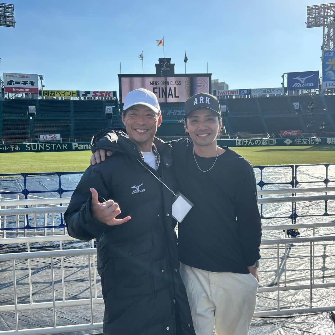 桧山進次郎のインスタグラム：「来年１００周年を迎える甲子園球場記念事業の一環として、自転車ＢＭＸフリースタイル・フラットランドの世界大会「ＦＬＡＴ　ＡＲＫ２０２３」が行われました‼️  以前取材させて頂いたこの種目の第一人者.そして今回主催者でもある内野洋平選手の応援に😁  どうやったらあんな技が出来るの❓て言うか皆んなとんでもない選手達ばかりです。ヤバい〜‼️  大イベントを目の前で観戦する事が出来て楽しかったっす👍  会場では昨年のＢＭＸフリースタイル・パーク世界選手権覇者の中村輪夢選手(阪神ファン)にも遭遇。勿論記念に写真撮影‼️  改めて内野選手。有難うございました‼️ #bmx  #bmxflatland  #フラットアーク2023  #甲子園球場  #内野洋平 選手 #中村輪夢 選手 #桧山進次郎」