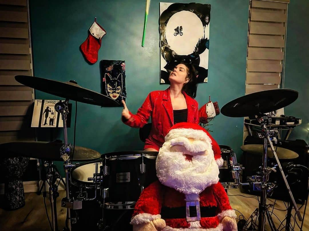 マリー・アヴゲロプロスのインスタグラム：「Rocking into the Xmas spirit be like 🥁❤️ Happy Holidays my friends 💋」