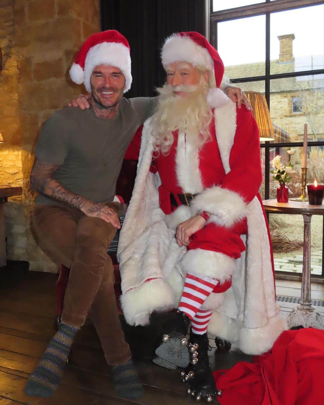 ヴィクトリアベッカムさんのインスタグラム写真 - (ヴィクトリアベッカムInstagram)「When Santa comes to visit!!!Happy Christmas Eve!!!! Kisses from us all!! @davidbeckham @romeobeckham @cruzbeckham #harperseven We miss you @brooklynpeltzbeckham @nicolaannepeltzbeckham xxxxxx」12月25日 0時54分 - victoriabeckham