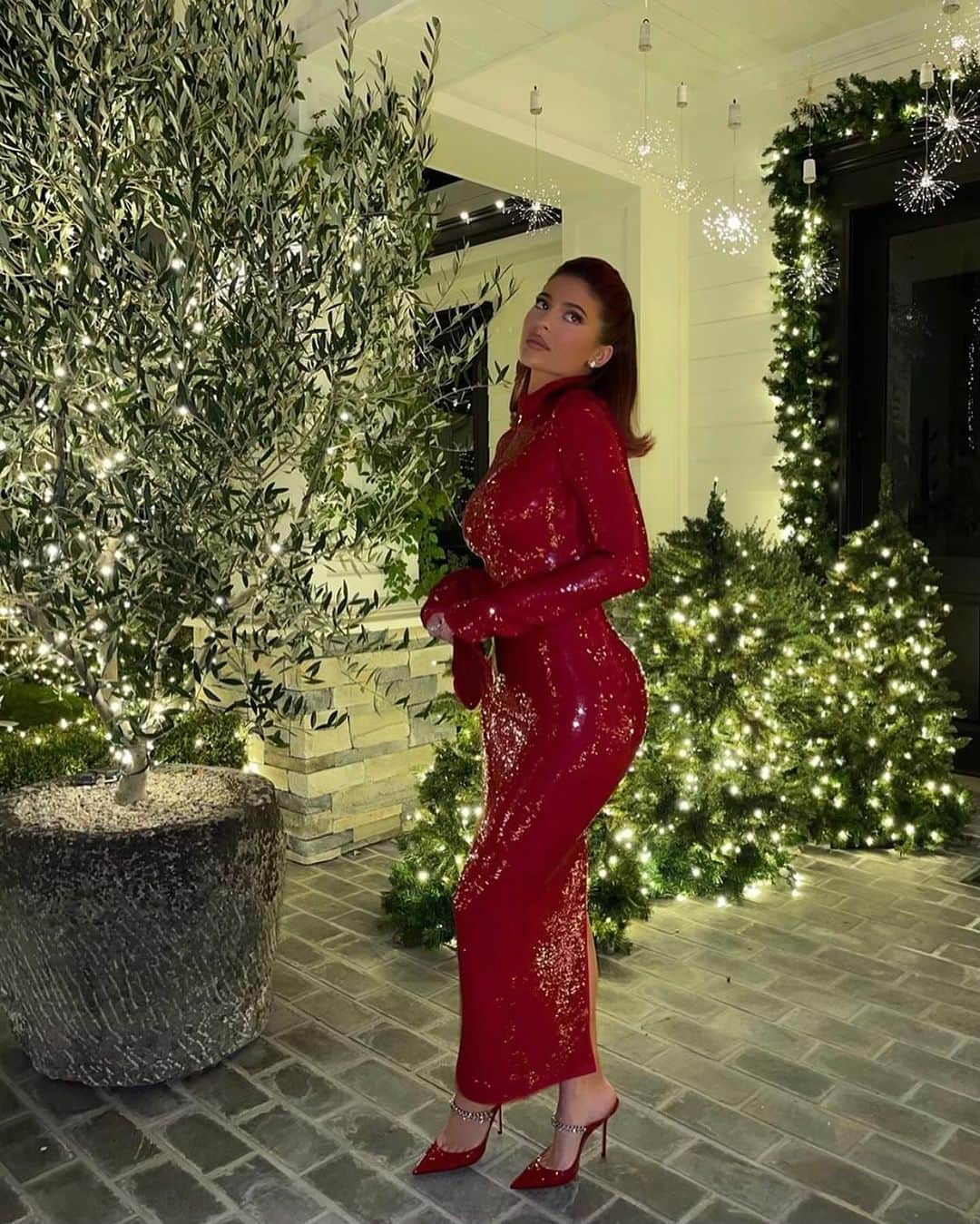 Kylie Cosmeticsさんのインスタグラム写真 - (Kylie CosmeticsInstagram)「a look at some iconic @kyliejenner christmas eve looks to add to your holiday glam inspo ❤️」12月25日 2時09分 - kyliecosmetics