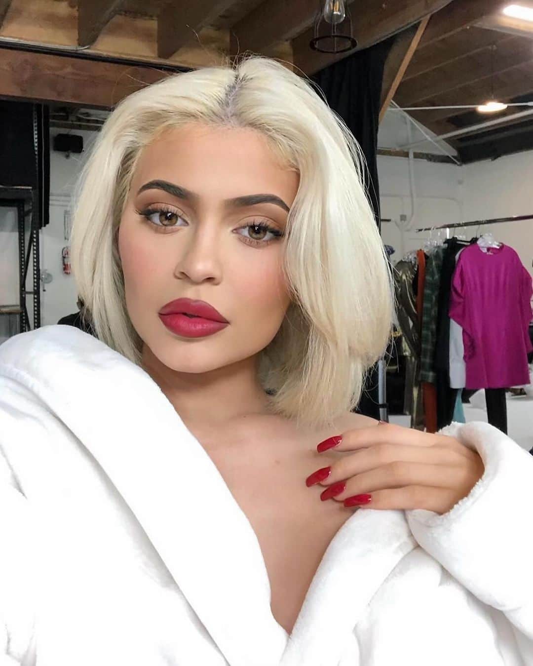 Kylie Cosmeticsさんのインスタグラム写真 - (Kylie CosmeticsInstagram)「a look at some iconic @kyliejenner christmas eve looks to add to your holiday glam inspo ❤️」12月25日 2時09分 - kyliecosmetics