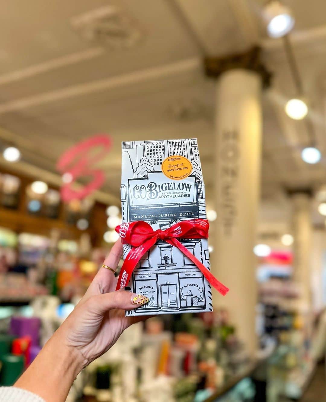 C.O. Bigelowのインスタグラム：「Last-minute shopping? 🏃‍♀️ Skip the wrapping stress – our gift sets come beautifully packaged and ready to spread joy! 🎁✨ No need to fuss, just give the gift of elegance. And for that extra touch, enjoy our in-store gift-wrapping service! 🎀🛍️」