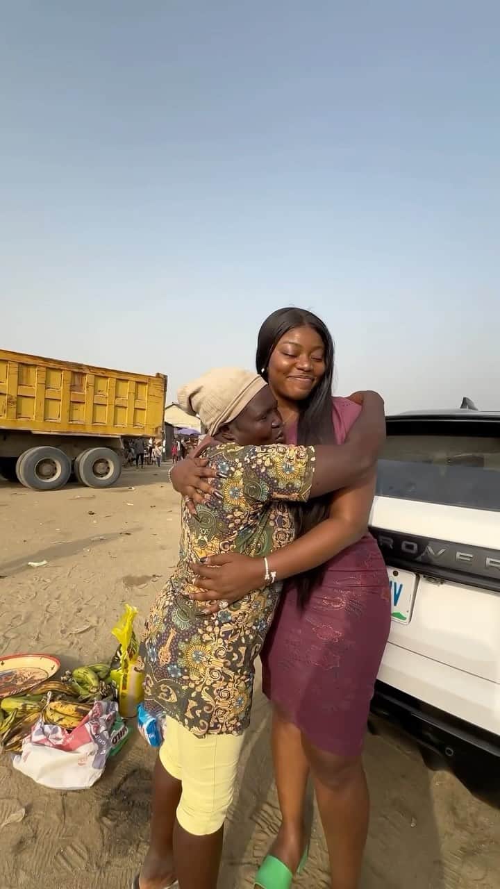 Don Jazzyのインスタグラム：「How i selected the 3rd lady for the empowerment 🥺 She really insisted 😩 …God bless her,, . My focus was on young girls for the @ashmusy_foundation BOSS UP empowerment but it’s not too late for Middle Aged women too❤️ To help her in any way ( get her new home, a shop etc), send what you have to Ashmusy foundation Gtb (0890183534)」