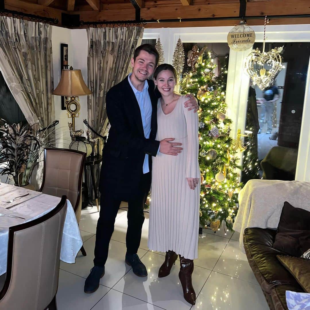 ダミアン・マクギンティーのインスタグラム：「Merry Christmas folks 🎅🏼 Our last as a 2!! 🥰👨‍👩‍👧」