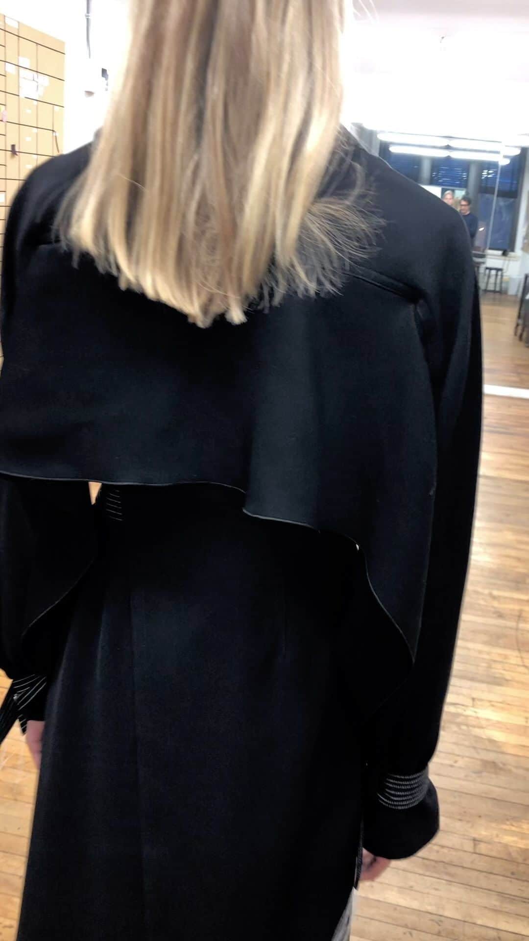 カット25のインスタグラム：「Behind the scenes: Embracing the movement and attitude! Just rocked this gorgeous trench-as-a-dress combo, adding a dash of cool with leather leggings and killer boots. The vibe during fittings is all about that creative energy, fueling my inspiration as a designer. ✨ #DesignerVibes #FashionAttitude #BTSFashion #YigalAzrouel #madeinnewyork」