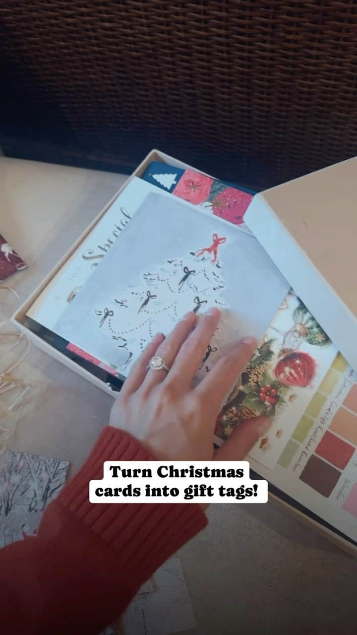 ニオミ・スマートのインスタグラム：「Posting this as a reel from my stories early because so many of you loved my grandmas idea!  Love how resourceful and creative this is. Remember to save this years Christmas cards for next years gift tags 🎁. Merry Christmas Eve!」