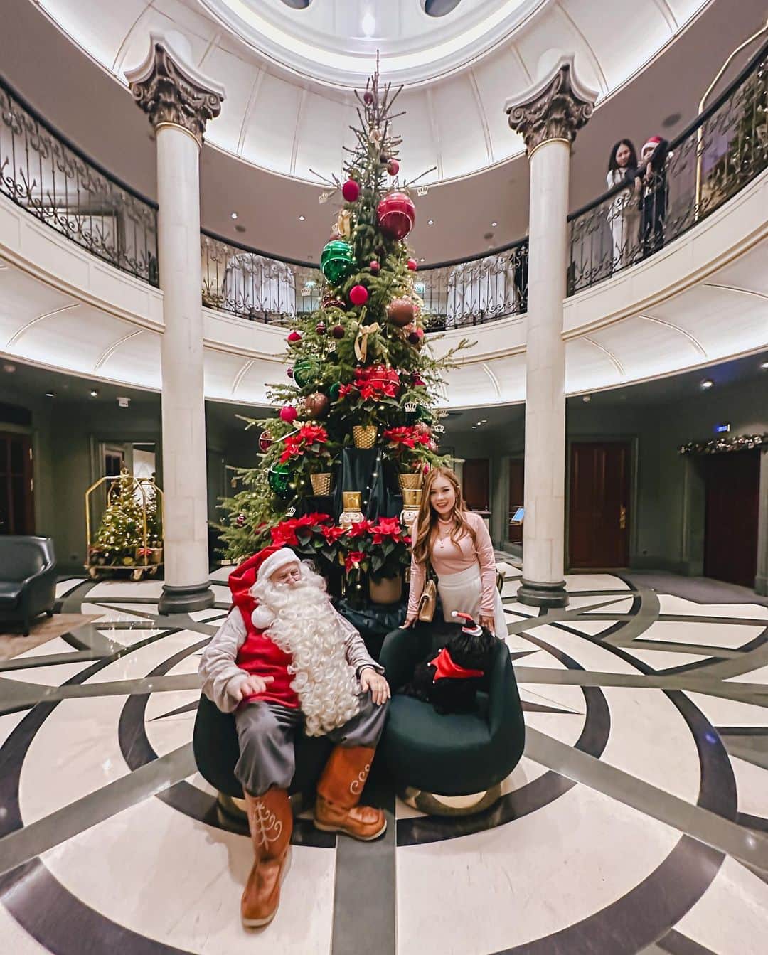 Stella Leeのインスタグラム：「Everyone’s favorite grandpa in December 🎅❄️🎄 Staying at beautiful @kamphotel this season and they have Santa coming for Christmas 🇫🇮✨  Dear Santa, I want PS5 and a Doraemon please 🫣🫣🫣 How about you? What do you wish for?」