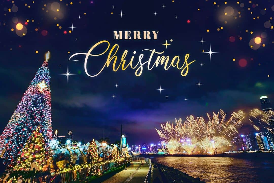 Discover Hong Kongのインスタグラム：「[Ho ho ho!🎅Wishing you a cosy Christmas holiday!] It’s that magical time of year again, and we’re here to send you the warmest Christmas wishes👼.   Get ready to immerse yourself in the festive spirit as Hong Kong comes alive with exquisite Christmas decorations at every turn🎄. Seize this once-in-a-year opportunity to capture unforgettable moments and celebrate Christmas with your family and friends during the holidays🎇!  🔗 Our festive pyrotechnic show and enchanting Christmas Town are waiting for you, find out more here: https://bit.ly/49EVizF   【Ho Ho Ho!🎅祝大家度過溫馨嘅聖誕假期！】 又到聖誕，向大家送上最暖融融嘅聖誕祝福👼～   今年香港四周圍都充滿精美嘅聖誕特色布置🎄，嚟緊一連幾日假期，千祈唔好錯過一年一度嘅打卡時機，享受同親朋好友共度嘅溫馨聖誕時光🎇！   🔗我哋嘅冬日維港水上煙火表演同充滿節日氣氛嘅聖誕小鎮都等緊你嚟體驗，快啲去呢度睇下啦：https://bit.ly/47Y2rcI  #Winterfest2023 #HelloHongKong #DiscoverHongKong 🎄🎅🏻🎄🎅🏻🎄🎅🏻🎄🎅🏻🎄🎅🏻🎄🎅🏻🎄🎅🏻🎄🎅🏻🎄🎅🏻 🎁 Travellers can get ‘Hong Kong Night Treats’ dining vouchers to elevate your nightlife experience in Hong Kong!💡 Stay tuned for our next #HongKongAfter6! 👀 Check out the details here: bit.ly/HKNightTreatsEN. 🎁 想知嚟緊夜晚有乜玩？記得跟貼我哋嘅 #HongKongAfter6 👀，而家遊客仲可以享用「香港夜饗樂」餐飲消費券，盡情享受香港之夜！💡詳情請留意 bit.ly/HKNightTreatsTC」