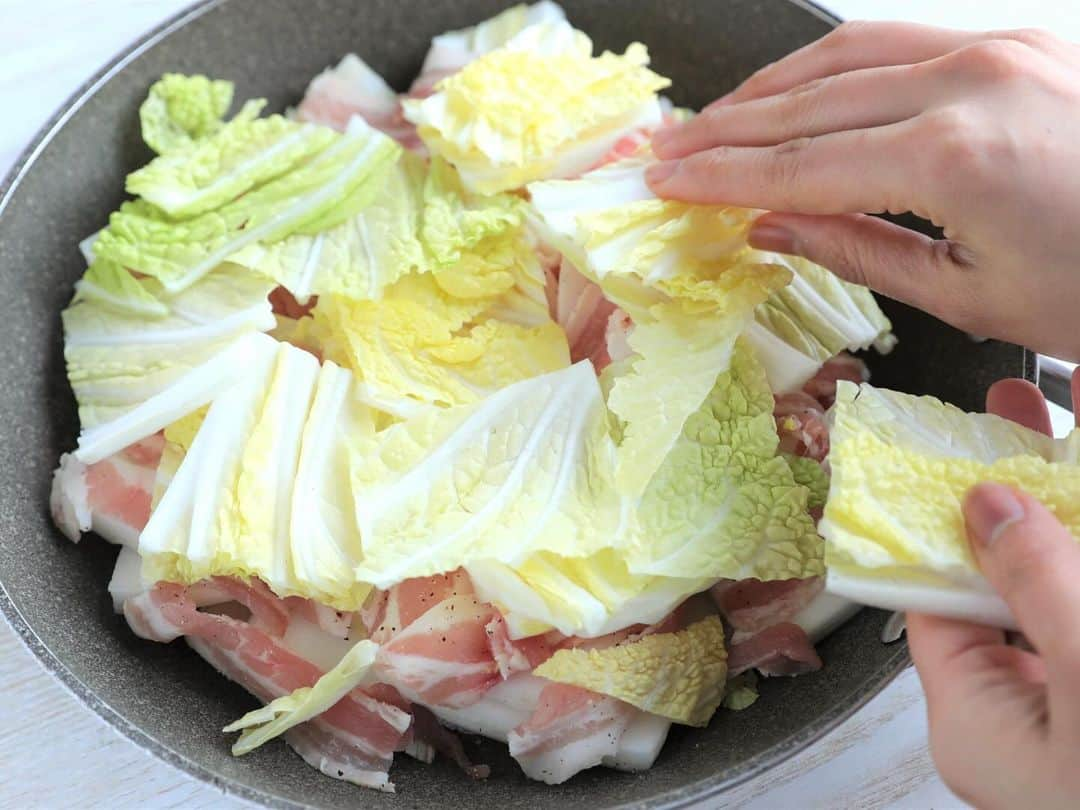 ぐっち夫婦さんのインスタグラム写真 - (ぐっち夫婦Instagram)「レシピあり🥬🐷 今日は「重ねるだけ！豚バラ白菜の重ね蒸し ニラだれソースがけ」 * 🙋‍♀️重ねて重ねてニラだれね✌︎ 🙋‍♂️これうまいんだよね😁 * 今日は白菜1/4個使い切り！ とっても簡単！ざく切り白菜と豚バラを 重ねてふたして蒸すだけだよ〜✌︎  * ニラだれがまたおいしい。 ニラをネギにしてもOK🙆‍♀️ ぜひつくってみてね😊  * ☻☻ⒽⒺⓁⓁⓄ☻☻ * 「豚バラ白菜の重ね蒸し　ニラだれソースがけ」 🥞分量：2人分 ⏰調理時間：15分 ⭐️難易度：★☆☆ * 白菜…1/4個 豚バラ肉…250g 酒…大さじ3 塩・こしょう…各少々 * ＜ニラ香味だれ＞ ニラ…1/2束 白いりごま…小さじ2 ごま油…大さじ1 しょうゆ…大さじ2 砂糖…小さじ2 酢…大さじ2 塩…少々 * 🐣下準備🐣 白菜は3～4cm幅に切り、 豚肉は食べやすい大きさに切る。 豚肉に塩・こしょうを振る。 * 🙋‍♂重ねて重ねて️🙋‍♀️ フライパンに白菜の芯の部分を広げて入れ、 その上に豚肉を広げて入れる。白菜の葉部分をのせる。 （何度か繰り返す）。 酒を回しかけ、蓋をして弱めの中火で7-8分ほど蒸す。　 * 🙋‍♂たれをつくる️🙋‍♀️ ニラはみじん切りにする。 ボウルに入れて調味料を混ぜ合わせる。 * 🙋‍♂仕上げる️🙋‍♀️ 蒸しあがったら皿に盛り、たれをかける。 * ☻☻ⒽⒺⓁⓁⓄ☻★ * ぐっち夫婦の今日なにたべよう？🙋‍♂️🥬🙋‍♀️ * #japanesefood #japanesefoods #tiktokfood#tiktokjapan #レシピ #料理記録 #手作り料理 #簡単レシピ #ふたりごはん#夕ご飯 #晩ごはん #お家ご飯 #手料理 #今日のごはん #ぐっち夫婦 #料理動画 #YouTube料理動画 #ぐっちごはん #白菜ステーキ #白菜レシピ #ニラだれ * * =========お知らせいろいろ=========== * 🎦YouTube 日々のレシピの動画、ライブ配信など YouTube限定のレシピや配信も！ 「料理家ぐっち夫婦」にて * 💬Twitter 献立アイディアつぶやいています 日々の献立決めの参考までに⭐︎ @gucci_fuufu *」12月25日 23時16分 - gucci_fuufu