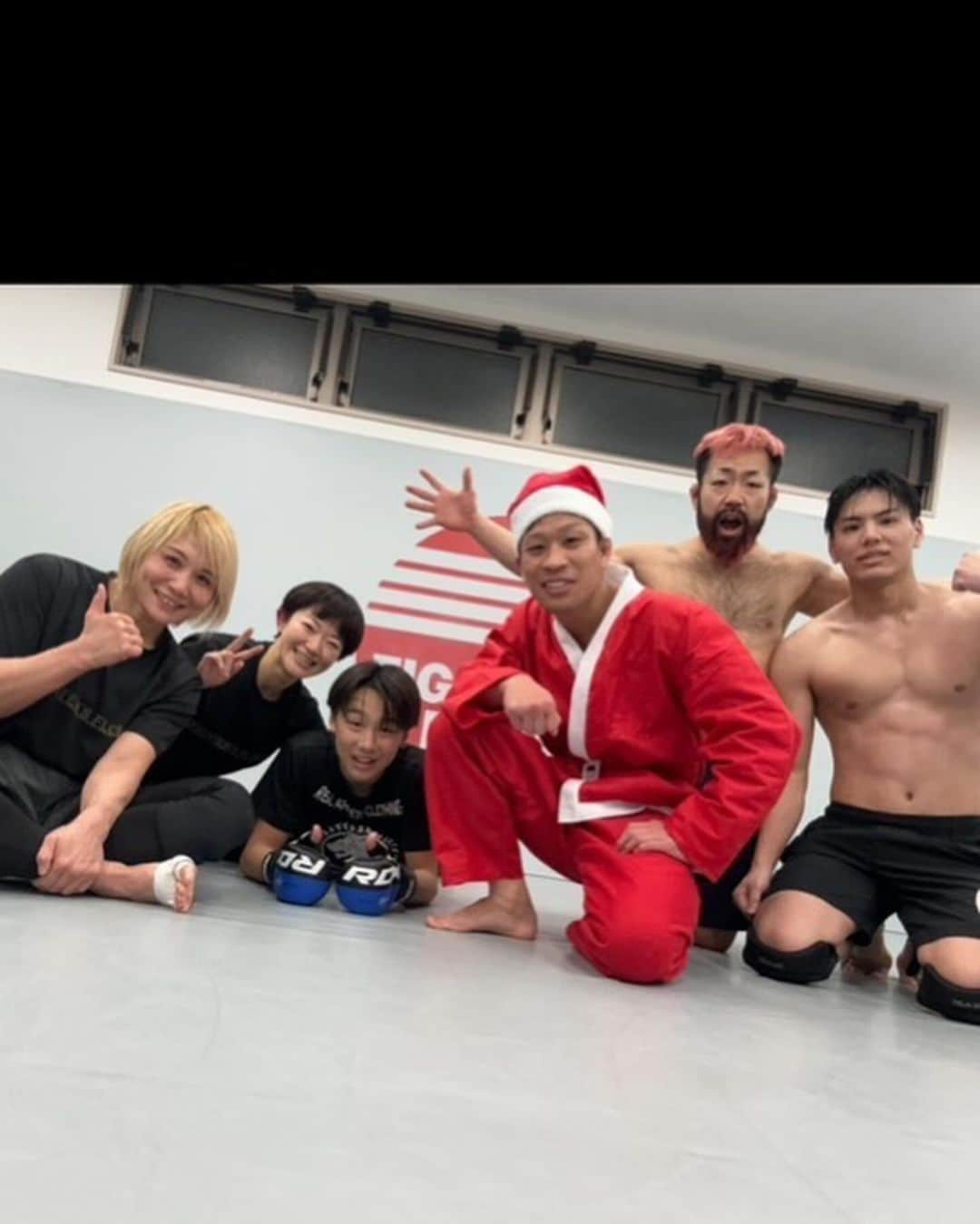 渡辺華奈さんのインスタグラム写真 - (渡辺華奈Instagram)「メリークリスマス🎄  ファイターズフローにサンタさんが来て技を教えてくれたみたい🎅 俺も練習行けば良かったな🥲 サンタさんに会いたかったな😘  #ファイターズフロー #MMA #レスリング #キックボクシング #高田馬場 #サンタさん #メリークリスマス  #クリスマス」12月25日 23時38分 - kana_0821